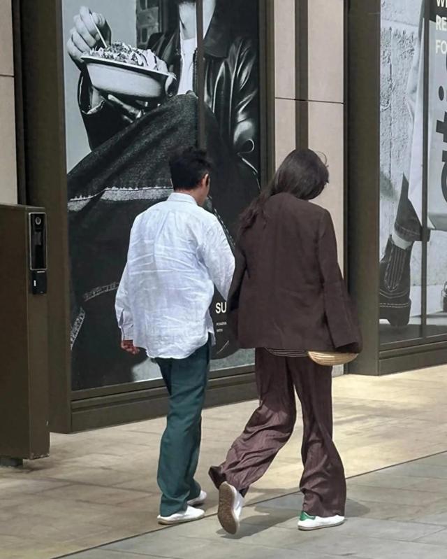 陈冠希一家现身英国,8岁女儿打扮像童装模特,长相和身材像妈妈