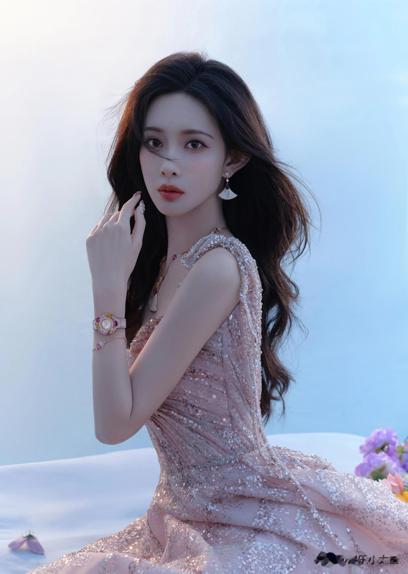 孟子义今日湖南卫视跨年晚会，穿黑色抹胸开叉礼服裙