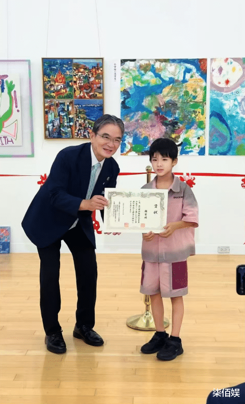 黄圣依陪儿子日本画作展出,安麟超帅像男版黄圣依,颜值碾压哥哥