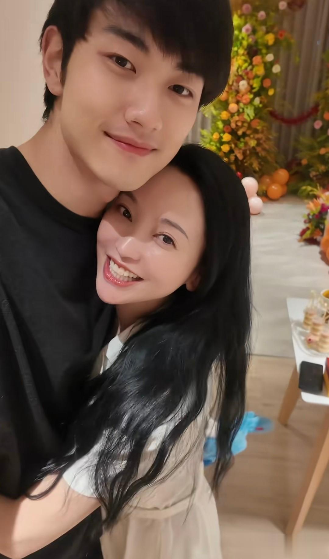 金莎为小17岁男友庆生,抱着孙丞潇不撒手,嘟嘴要亲亲一脸幸福