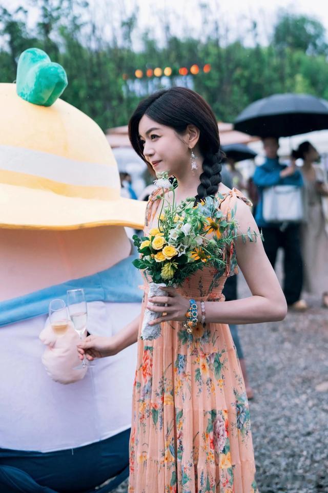 陈妍希|大理被偶遇,穿碎花裙笑的好甜,超级温柔,状态像二十多