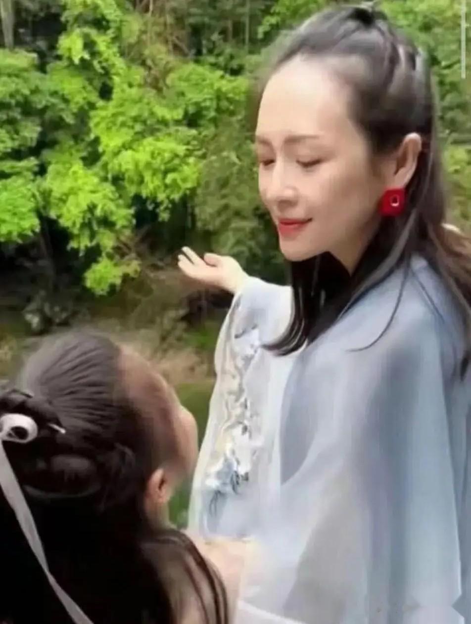 汪峰10岁女儿醒醒三亚过年美照刷屏，气质颜值超棒！基因太牛了