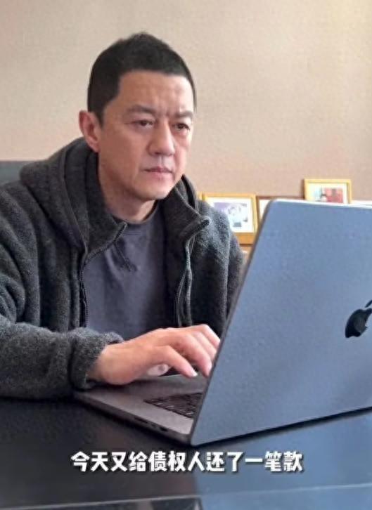 王菲没想到,自己负债累累的前夫李亚鹏,竟走了另一条“上坡路”