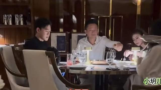 汪小菲一家在高级餐厅吃饭，玥儿很淑女范，箖儿低头专注刷手机