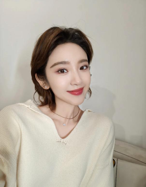 唐艺昕初雪晒自拍照！穿米色毛衣配牛仔裤好美，短发清新小家温馨