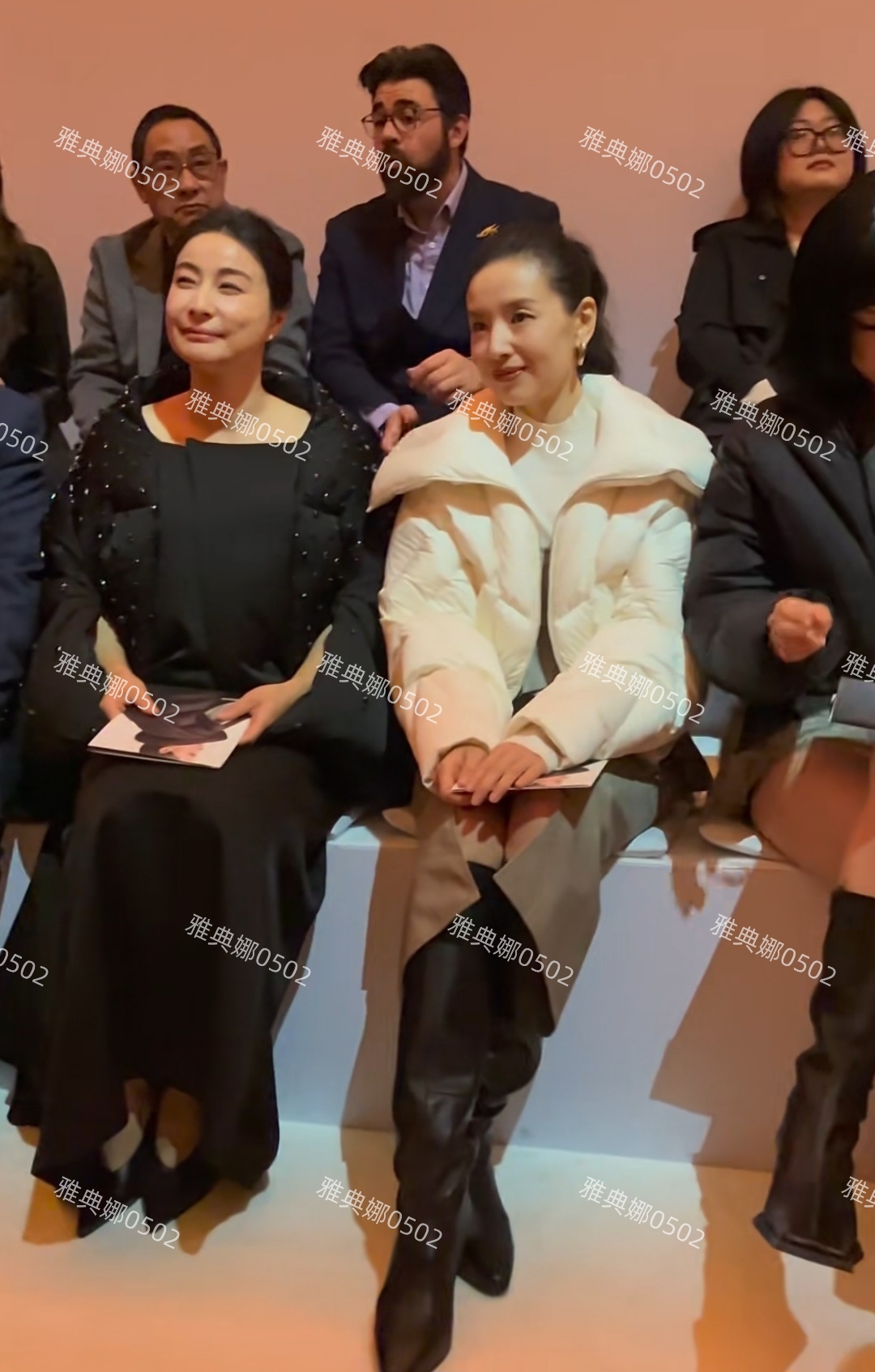 郭晶晶董洁巴黎时装周同框了，董洁比郭晶晶还大一岁好年轻好美!