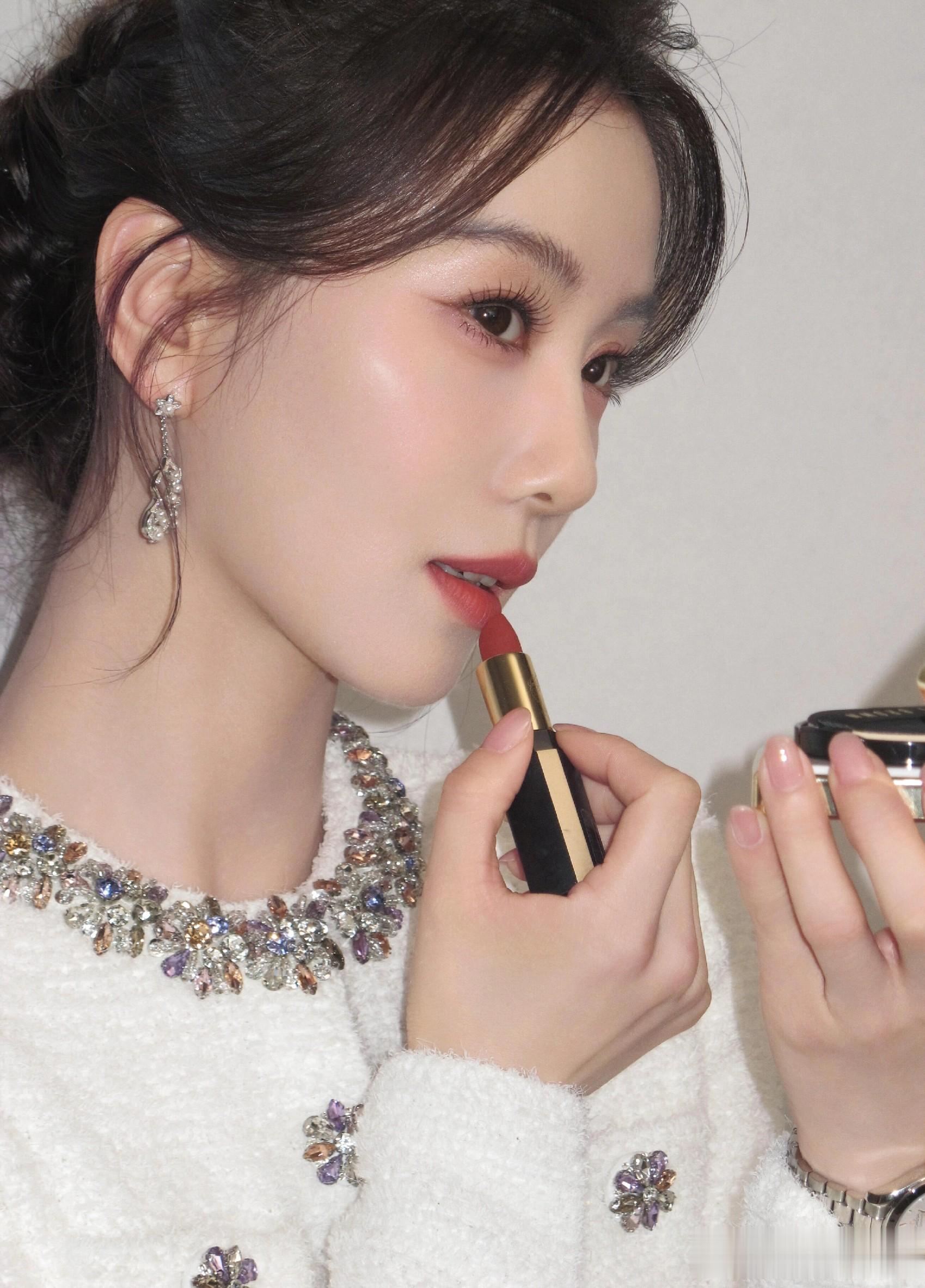 刘诗诗元旦美照封神，穿小香风发簪低挽，优雅女神新年第一抹温柔