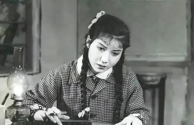 年轻时风光,晚年瘫痪的3位明星,都是熟悉的演员,个个令人惋惜