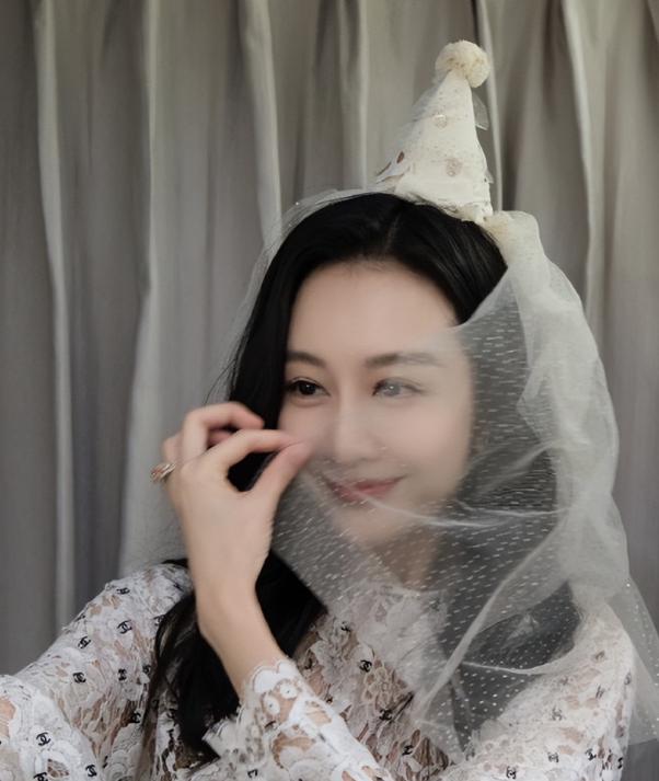 关系藏不住了！“夜光剧本”多年后，43岁的王鸥迎来了口碑的反转