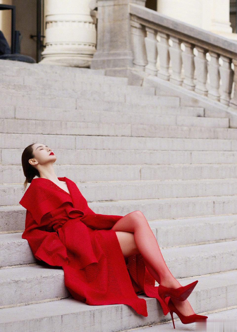 戚薇眼神太酷了,沉浸在戚姐的美貌中无法自拔,红衣美少女无敌了