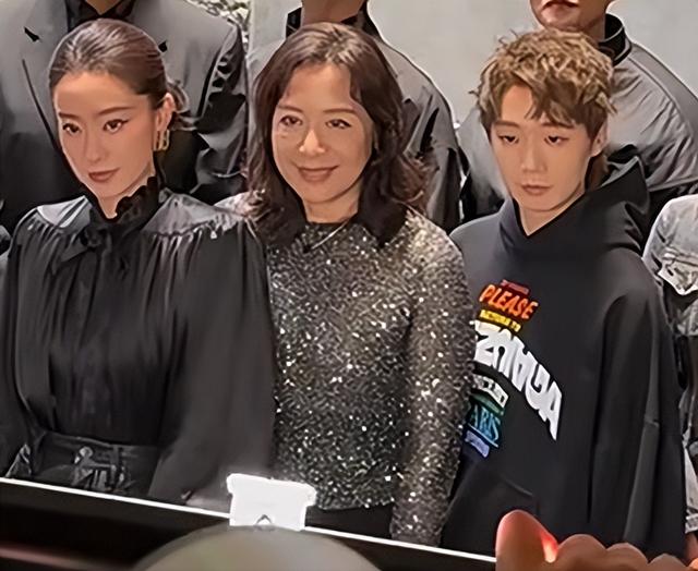 巴黎世家活动暴露咖位:阮经天往后排,杨超越靠边,C位毋庸置疑