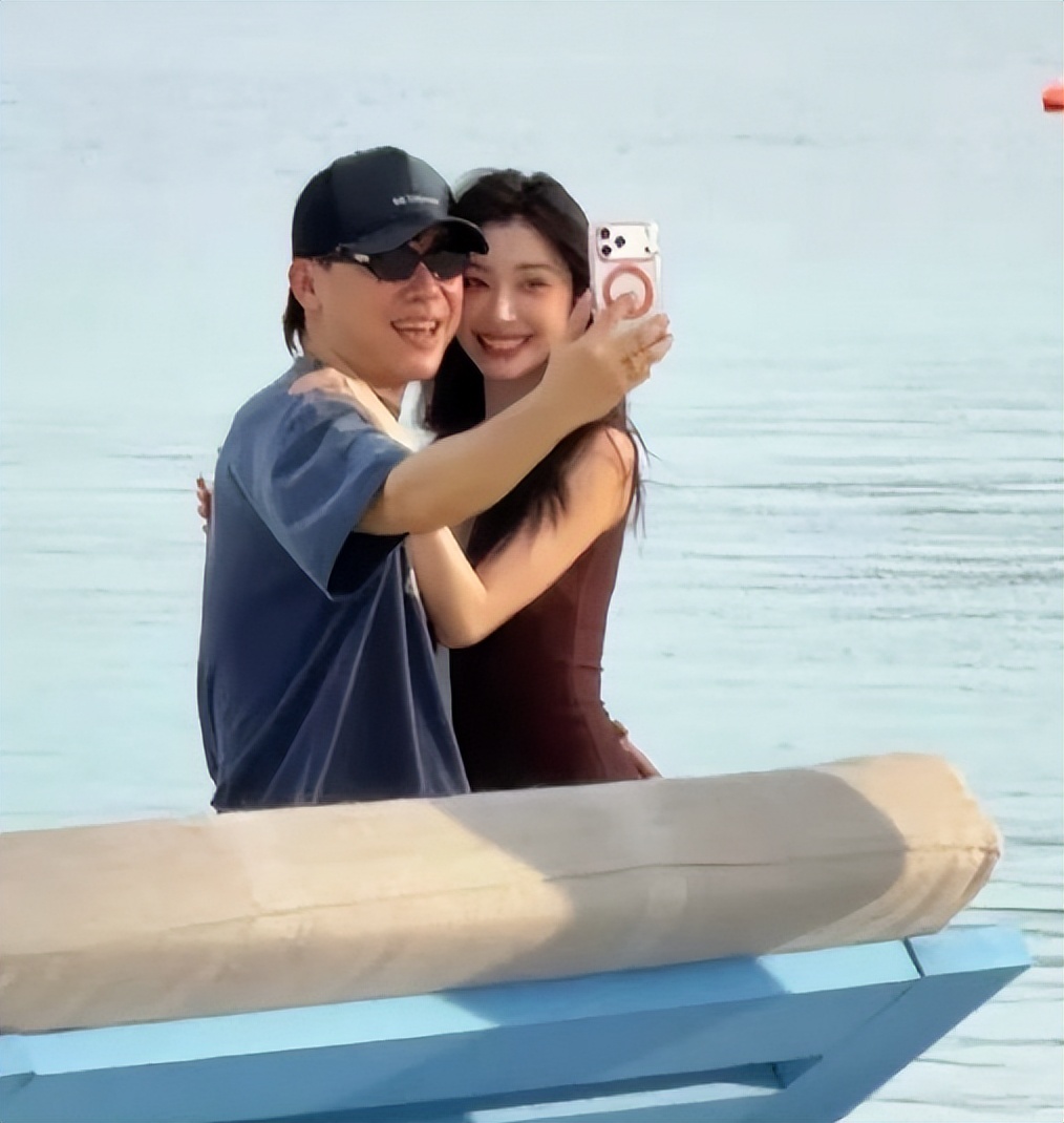 曝胡彦斌当街亲吻女网红！相差16岁接吻视频遭曝光，早有蛛丝马迹