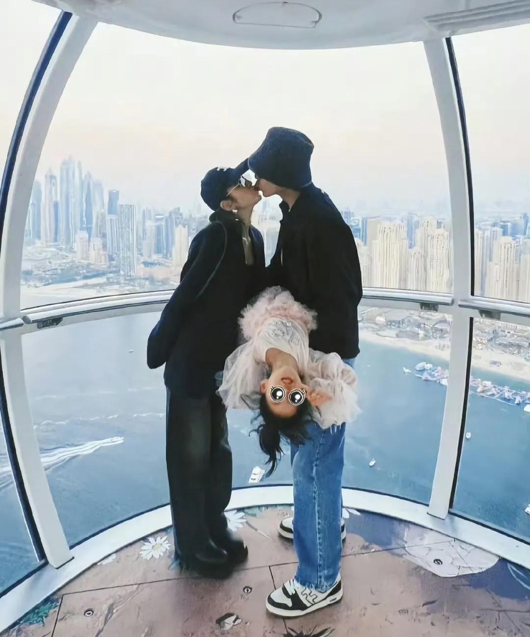 她是甜妹天花板，和丈夫结婚多年仍是热恋期，一家三口甜蜜满溢