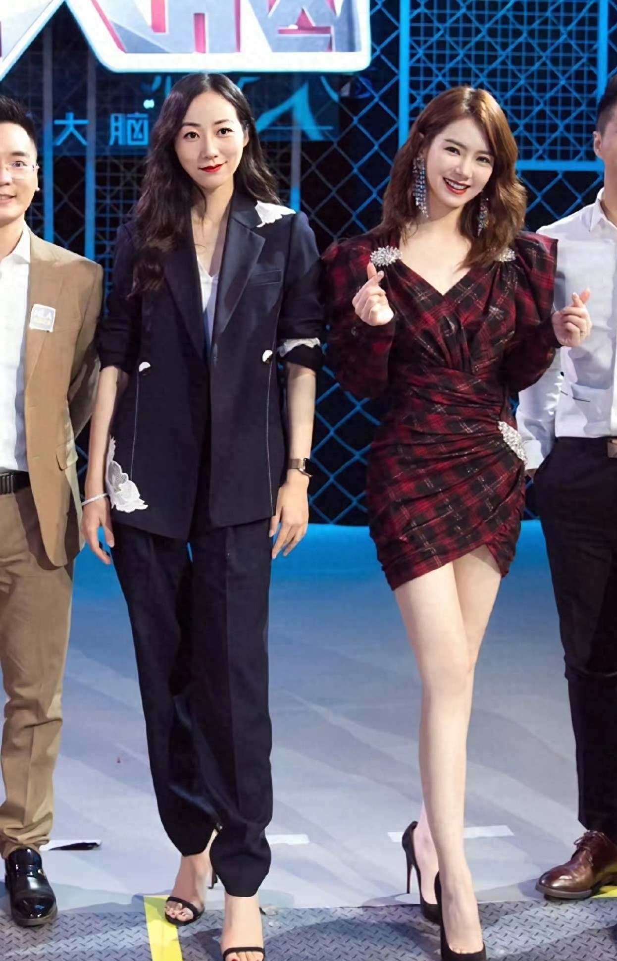 韩雪戚薇同台《最强大脑》，穿搭气质各有韵味太吸睛！ ???