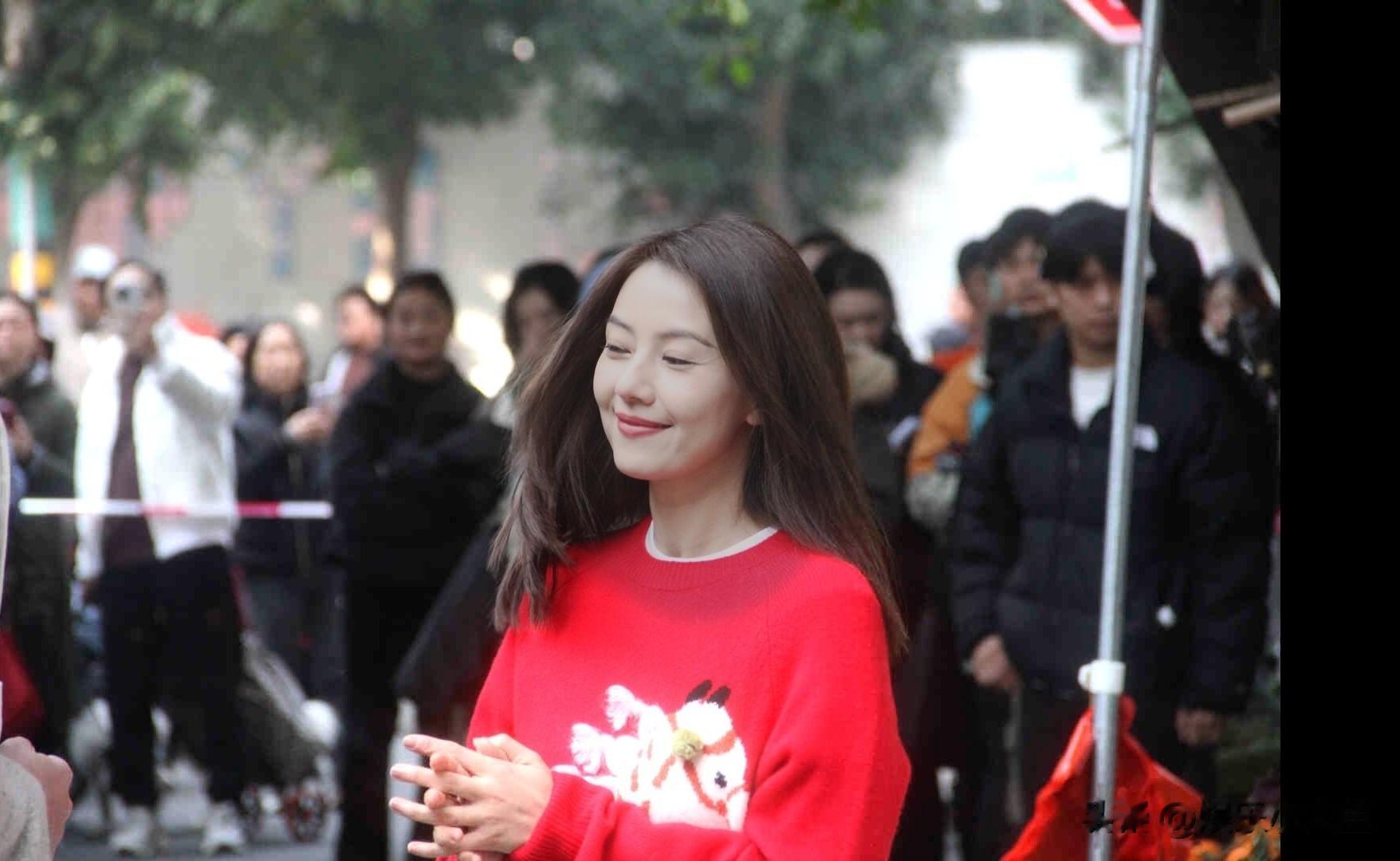 高圆圆成都街头被偶遇,穿红色毛衣好喜庆,46岁仍美得发光