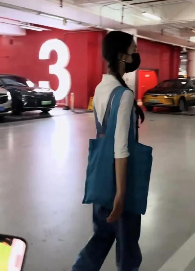 19岁黄多多再现机场！新造型很亮眼，扎麻花辫青春无敌，背薄成片