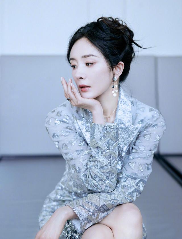 杨幂白色礼服，满屏大长腿