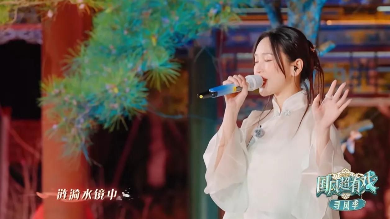 被金莎央视造型美到！新中式纱裙美成仙，这才是氧气感穿搭