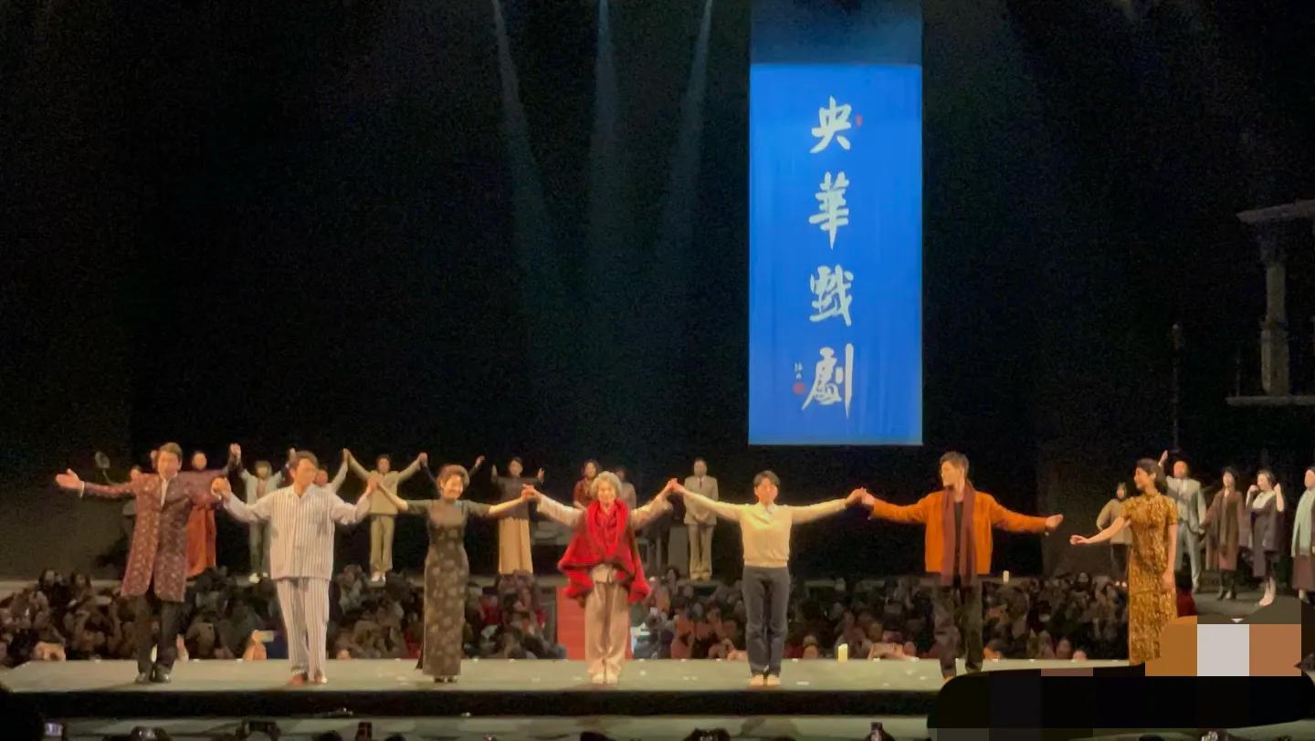 张凯丽晒与张翰许晴合照，花儿与少年重聚，许晴肉眼可见的老了