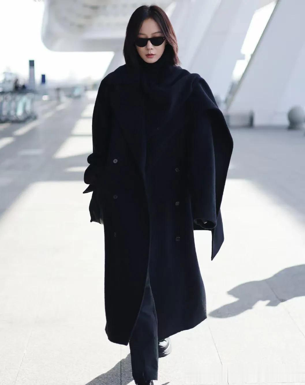 王珞丹机场私服才叫高级！穿黑色大衣+直筒裤，简约又大气！
