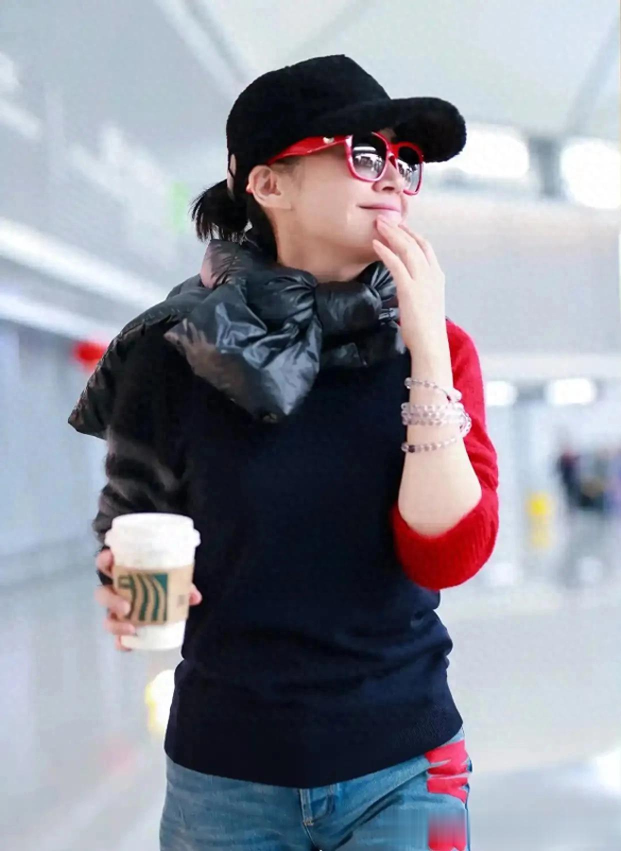 许晴真会赶时髦！穿拼色毛衣+牛仔裤，减龄不止10岁！