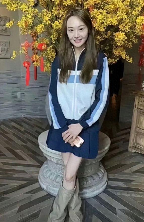 35岁郑爽近照曝光!形象管理失败,彻底成了素人,在美日子舒坦了