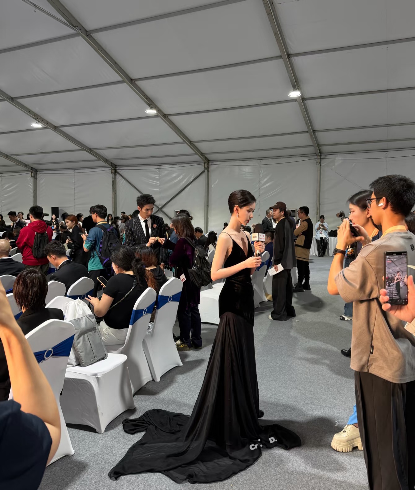 陈都灵本人太美了,鹅蛋脸天鹅颈,颜值气质跟神仙姐姐刘亦菲很像