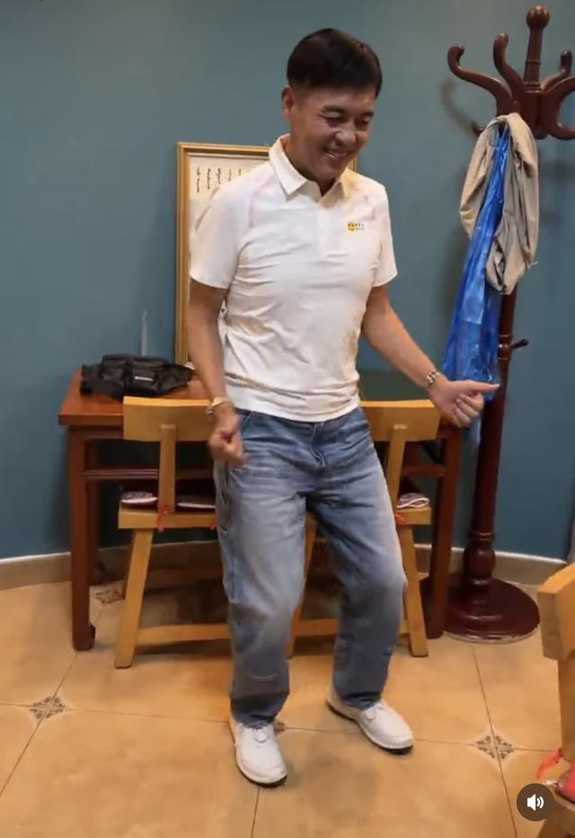 54岁港姐随内蒙古丈夫回老家，首次在蒙古包吃饭，丈夫大跳蒙古舞