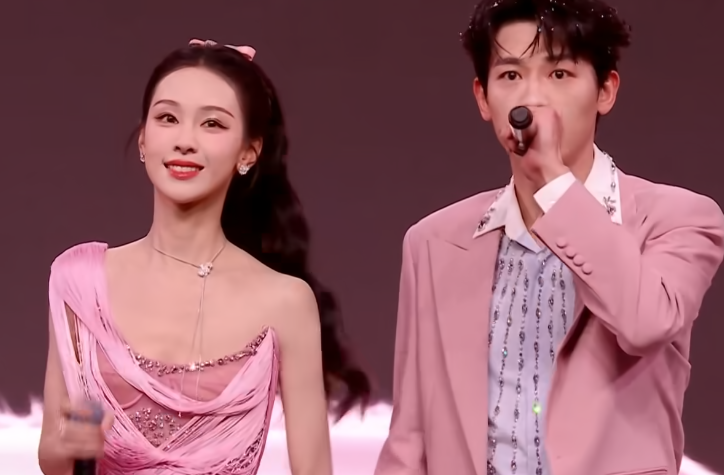 跨年晚会镜头好真实，明星全露怯，戚薇脸僵，陈都灵肿，朱迅怎么长这样了