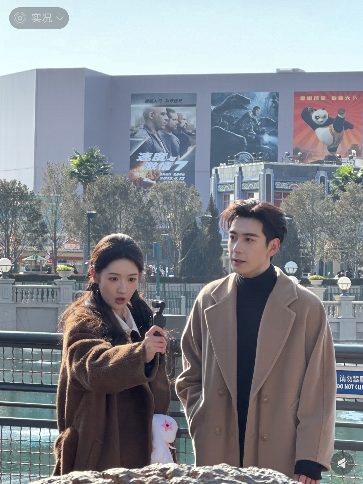 陈星旭现身北京环球影城，本人穿大衣好瘦好高好帅呀，好有气质！