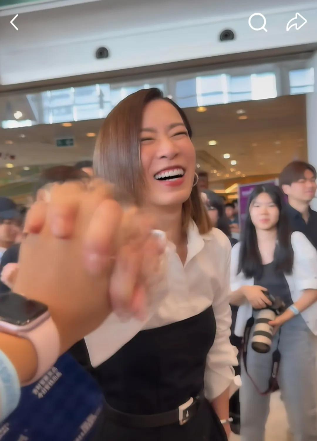 佘詩曼十指緊扣粉絲High爆! 首播前夕新聞女王變身「寵粉女王」