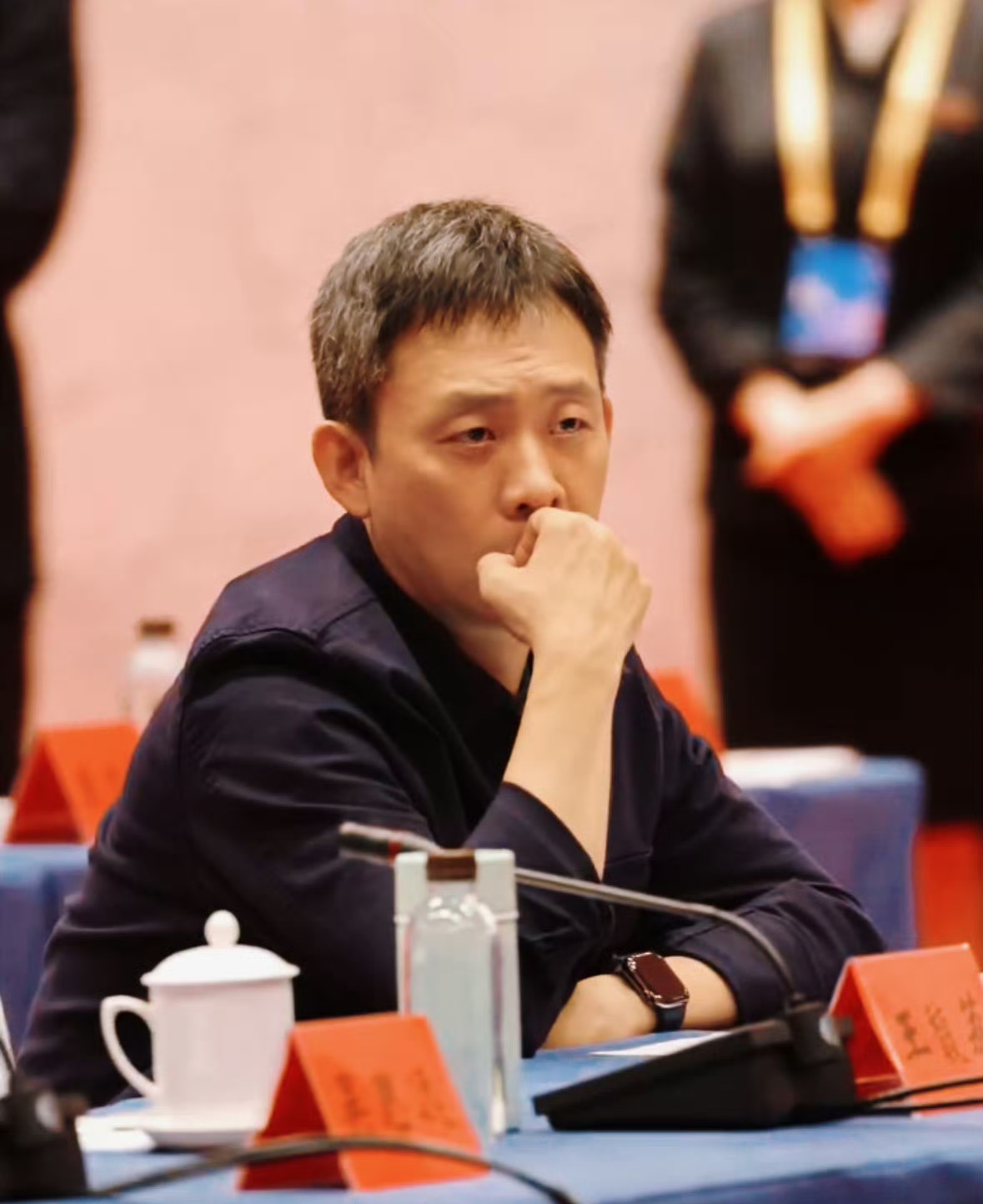 巧合还是玄学？坐在五位影帝身后的男人，袁弘才是最强背景板