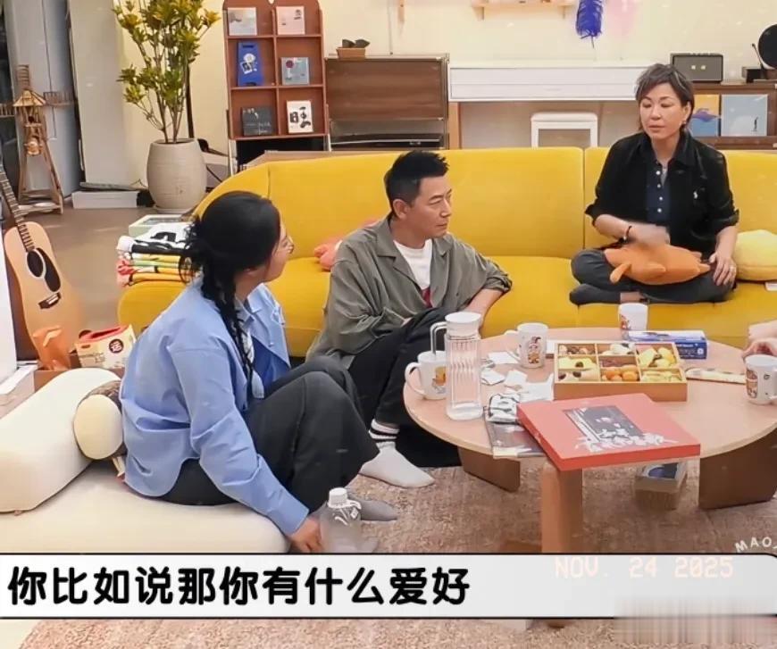 李静曝当年最难采访的艺人，气的她怒摔台本，评论区现2字男明星