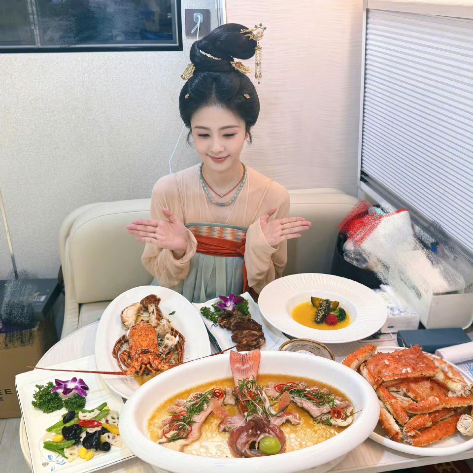 白鹿31岁生日没有豪华礼服,而是穿着睡衣拖鞋和粉丝在一起