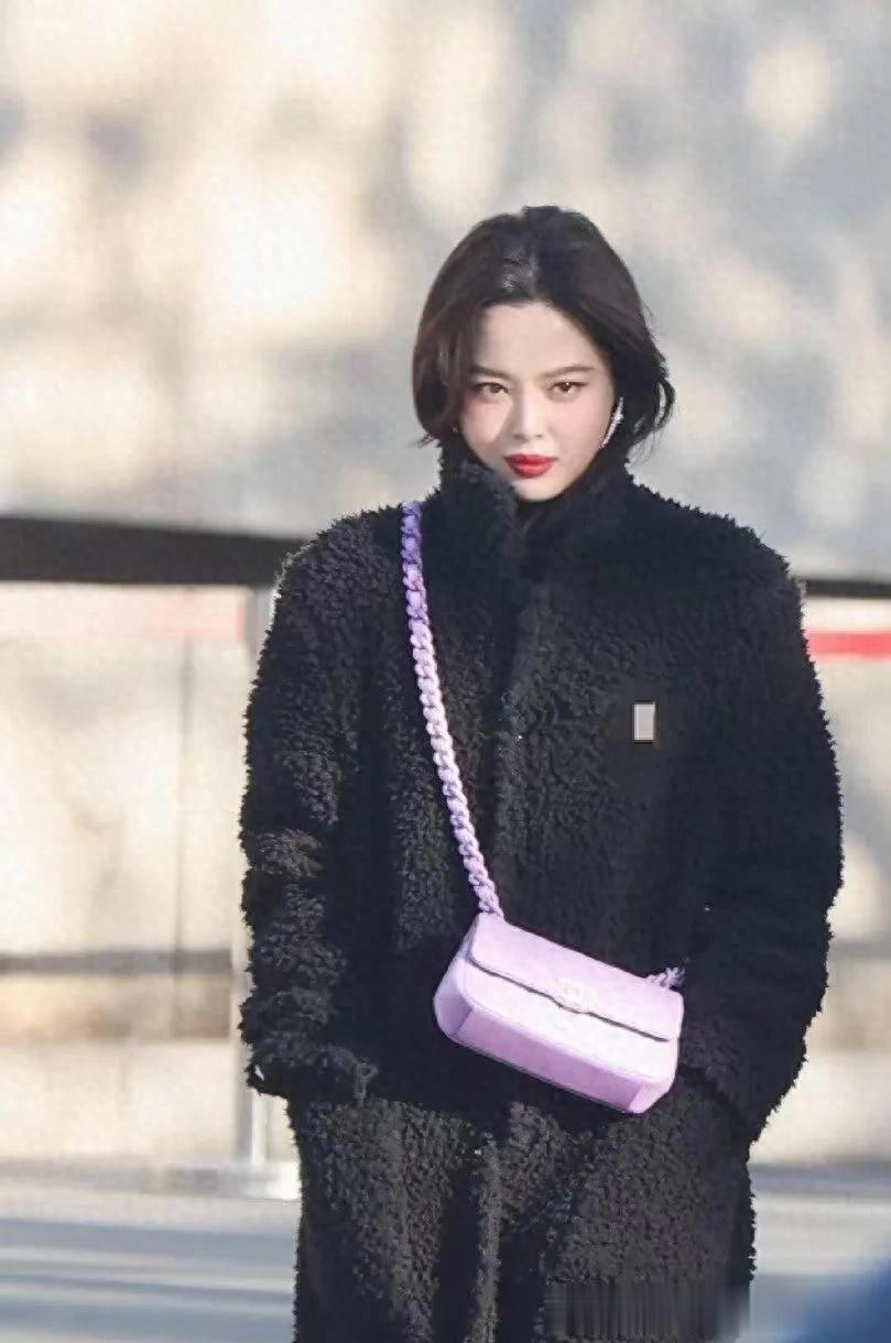 辛芷蕾私服穿搭真洋气！黑色大衣+牛仔裤+斜挎包，时髦高级又减龄