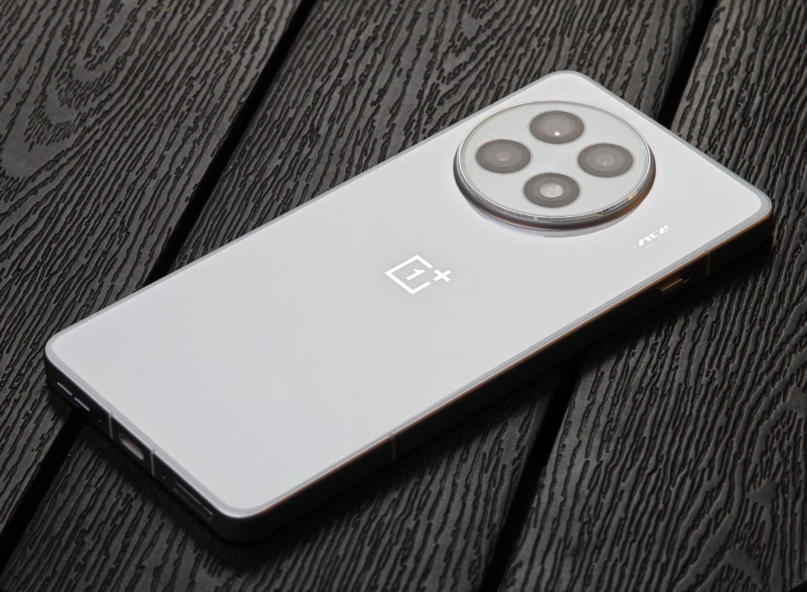 一加不要利润了?骁龙8至尊版手机才卖2294元,6100mAh+金属中框