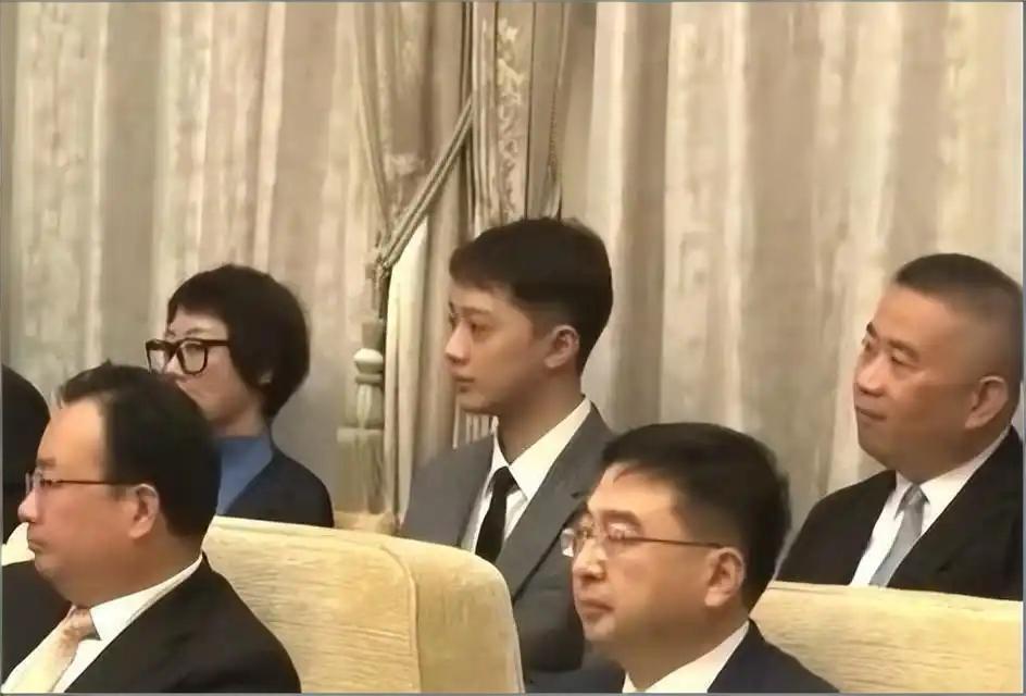 原来他早已退出娱乐圈，考公上岸的赖冠霖，这步棋够狠也够准