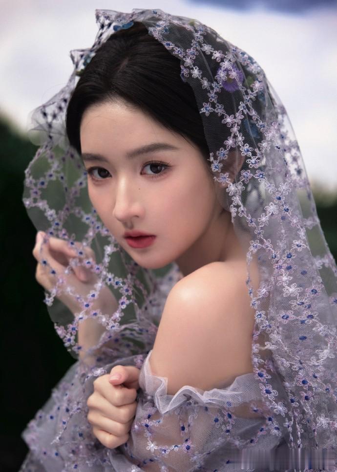 紫雾织就裙裾,花簇别在发梢,王玉雯从绿野的幽梦走出