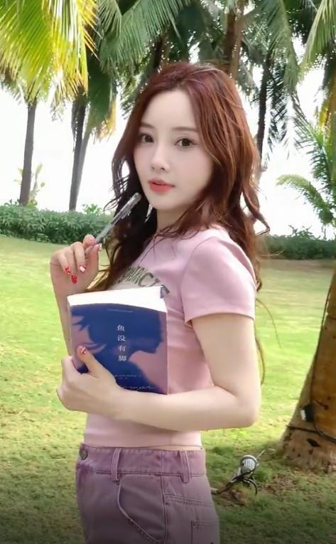 43岁李小璐晒化妆vlog，淡妆清新自信满溢，身材管理堪称一绝