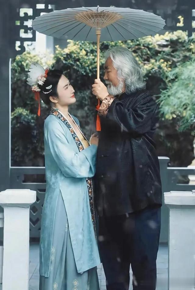 何时熬出头？杜星霖4胎后脸肿了，胸也下垂 了，张纪中却回春 ！