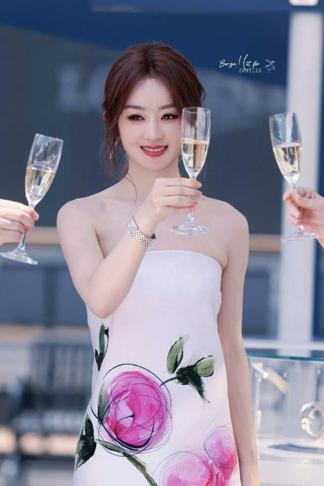 赵丽颖出席活动，抹胸长裙端庄又清丽，“床单造型状态差”引争议