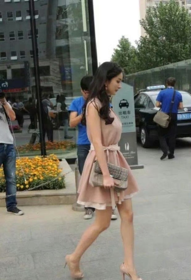 杨幂早年旧照太惊艳！满脸青涩感藏不住，妥妥的元气小姑娘