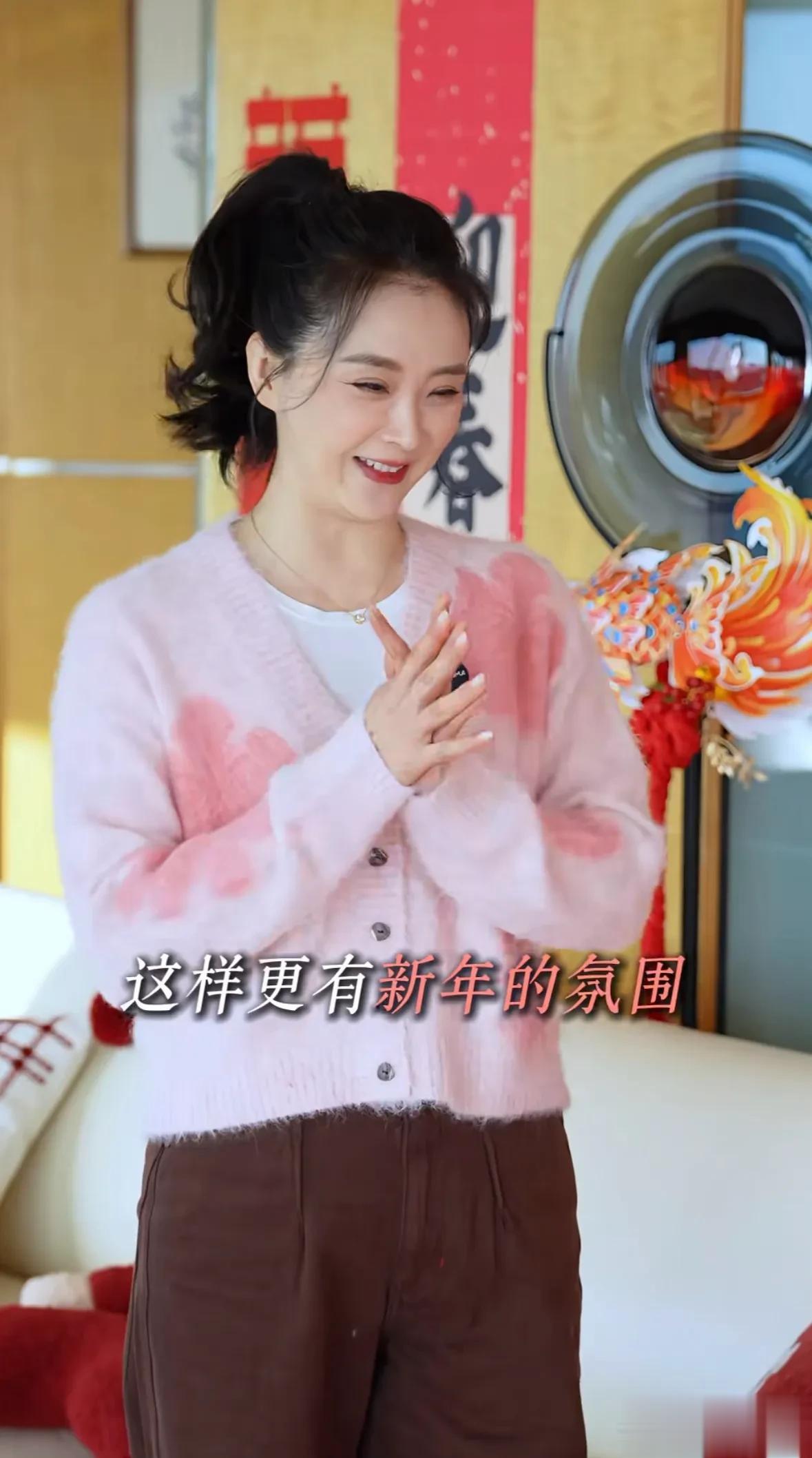 王艳带儿子装扮豪宅迎新年,19岁球球颜值逆袭,福气耳太抢镜