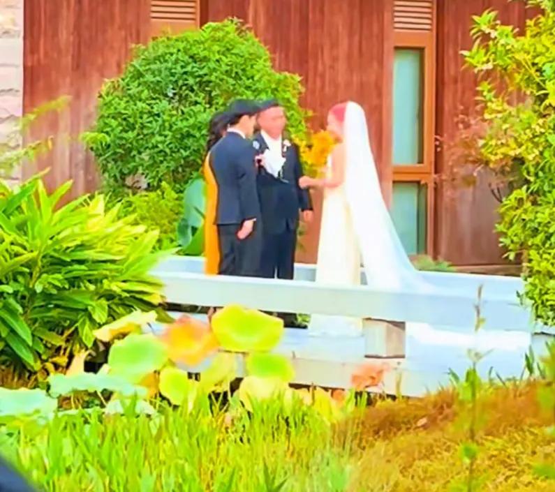 刘欢34岁女儿大婚!新娘染红发很个性,新郎儒雅,岳父母对他满意