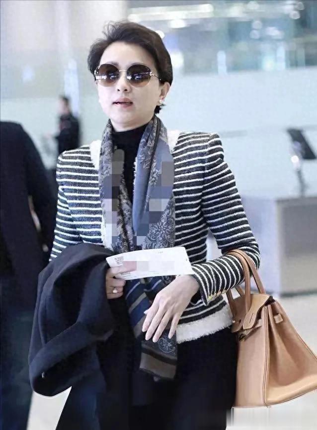 56岁杨澜剪了短发真时髦！条纹西装+阔腿裤+围巾，高级又洋气！