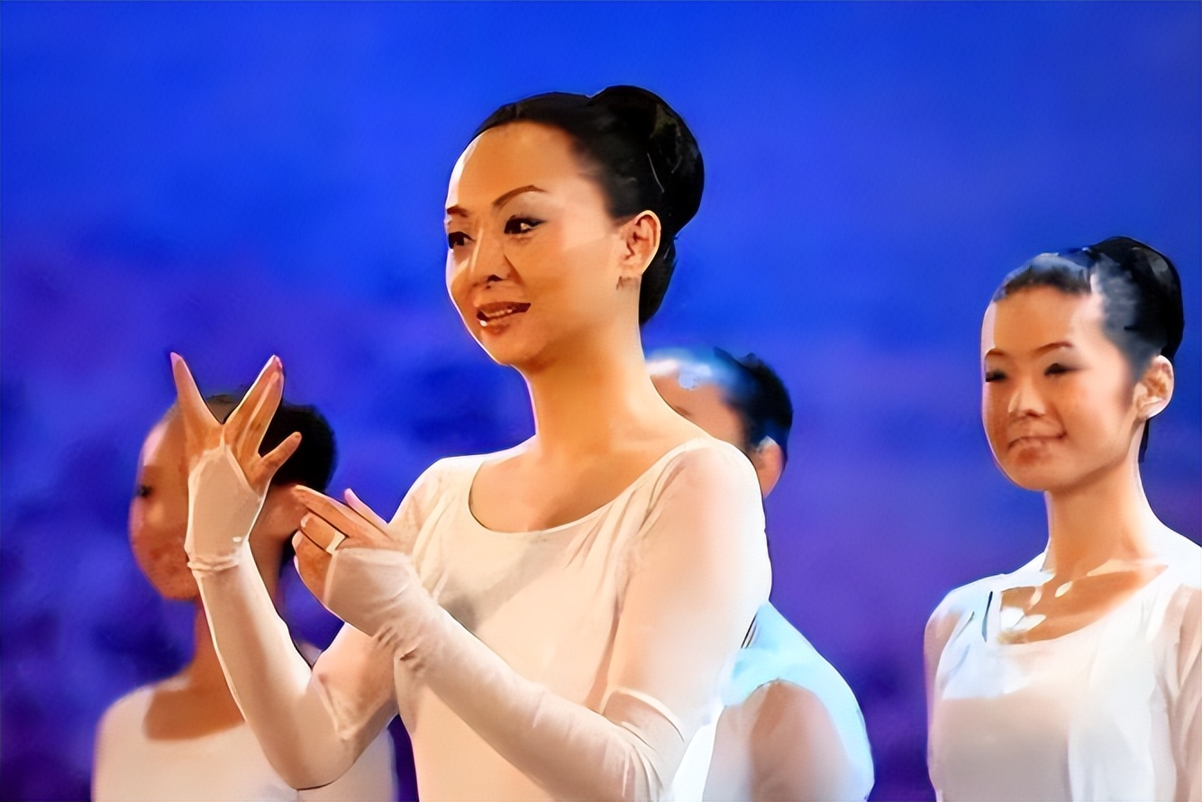 当年千手观音的聋哑人领舞，被富商苦追8年，如今她成了这副模样