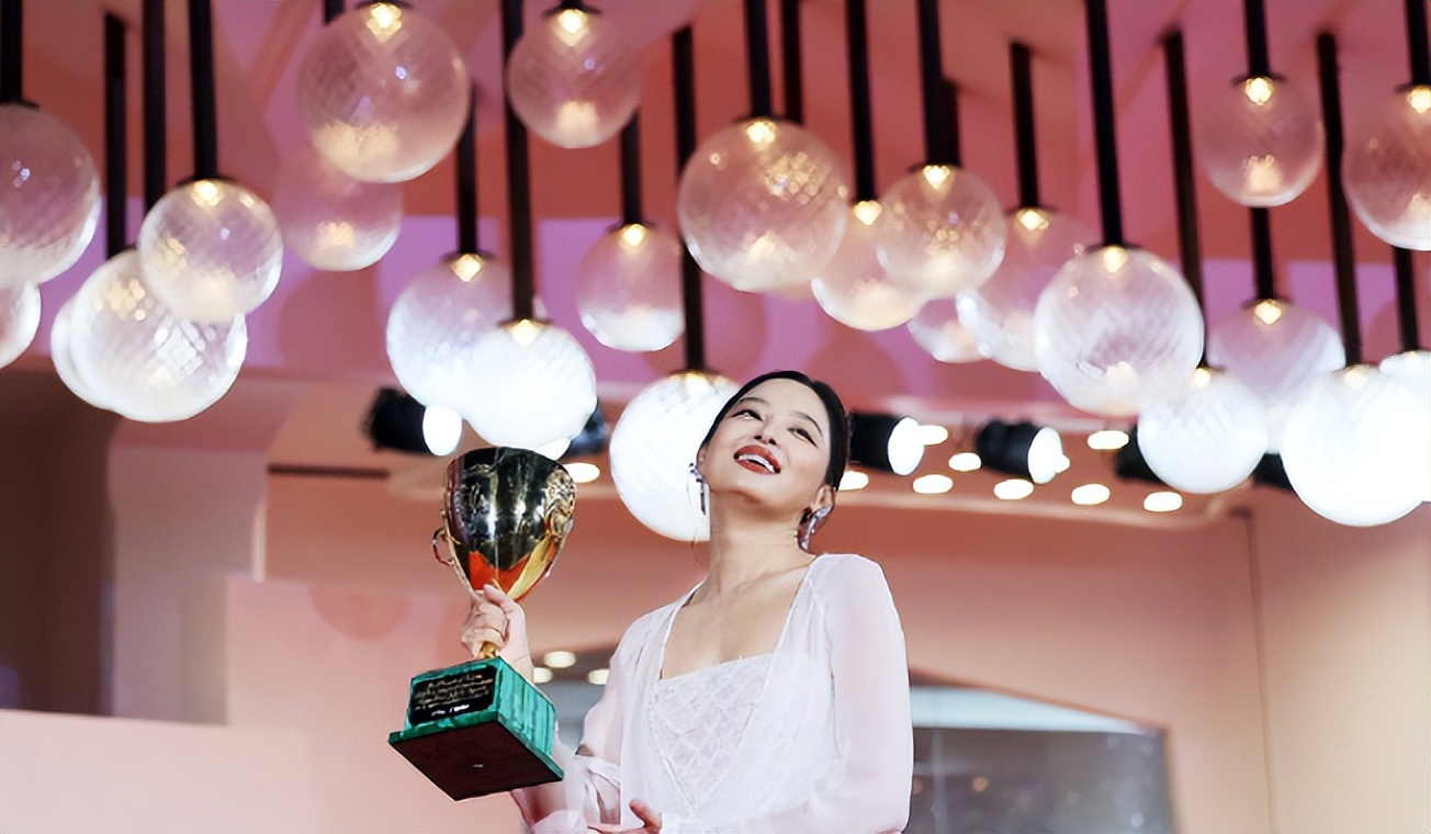 辛芷蕾没想到，自己千辛万苦夺下威尼斯影后，竟给张颂文做了嫁衣