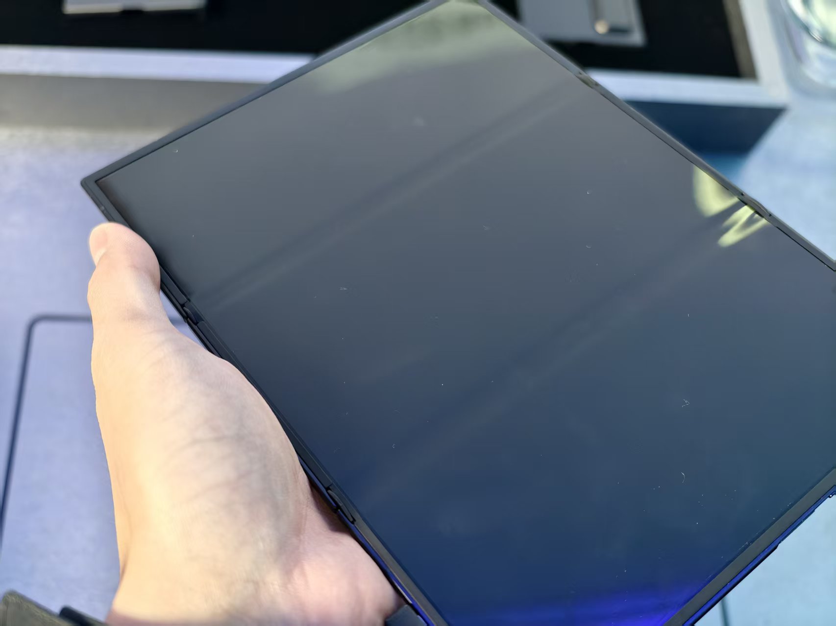 中國(guó)首秀！19999元的三星三折疊來(lái)了，真機(jī)上手體驗(yàn)，屏幕交互有點(diǎn)驚艷