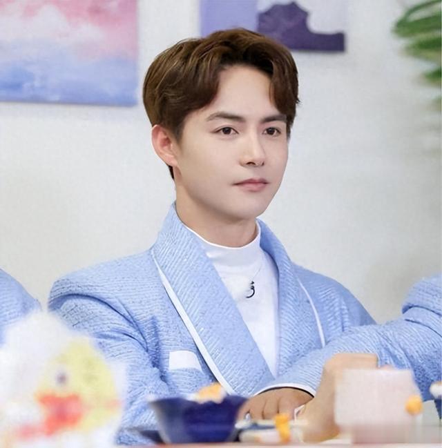 马天宇到新疆网红家做客,吃烤全羊被赞接地气,39岁看起来很年轻