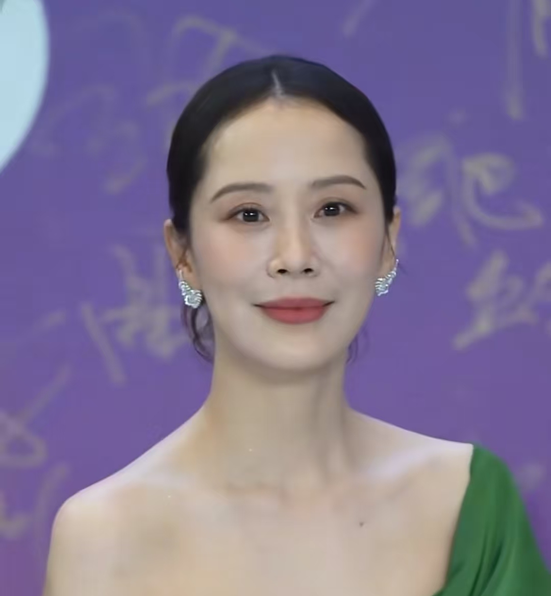 47岁海清近照曝光，身材暴瘦，脸部皮松肉垮，头发花白像老太太